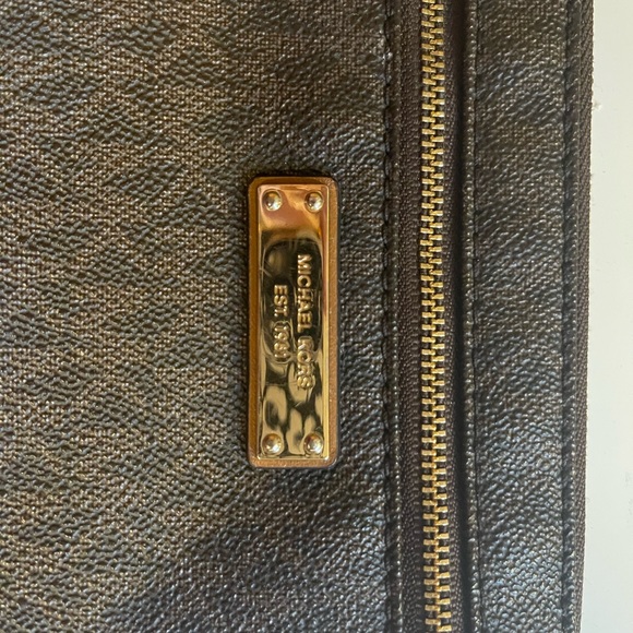 michael kors wristlet - Picture 3 of 5